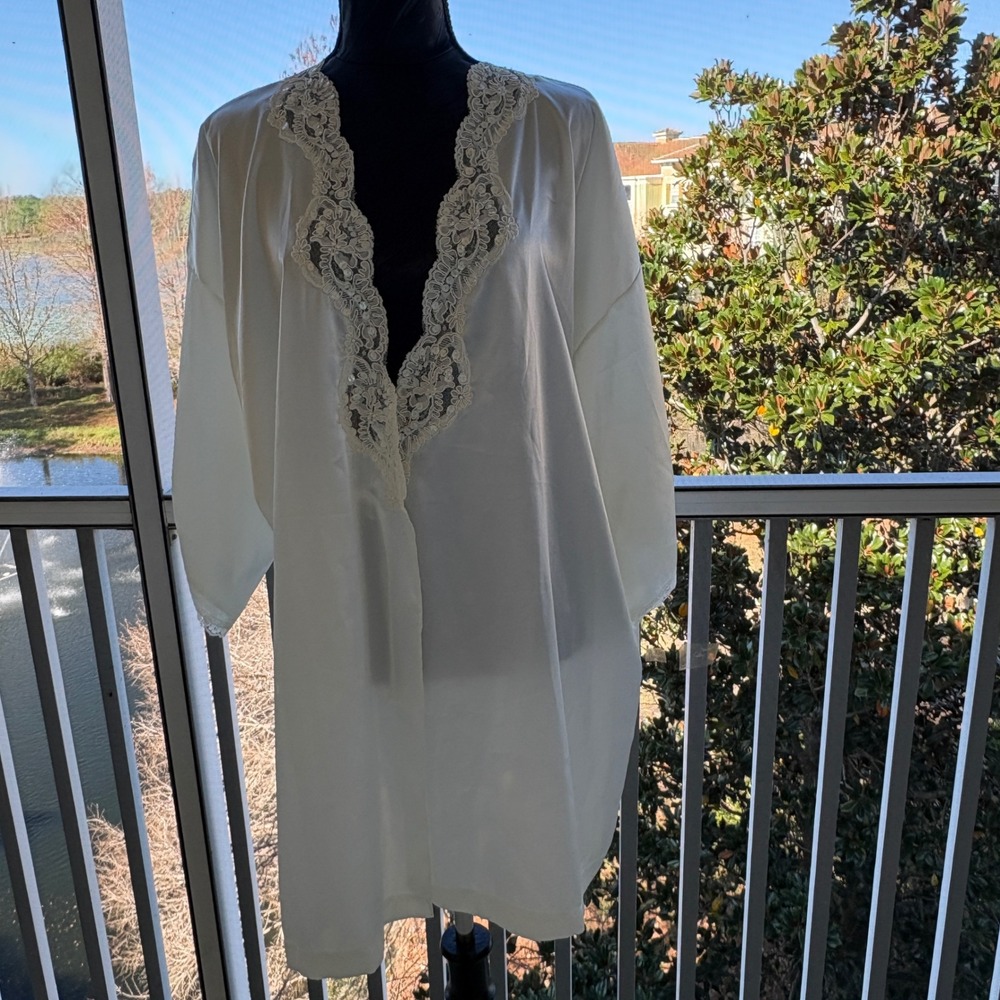 Victoria's Secret Sequin Lace Satin Robe Womens OS White